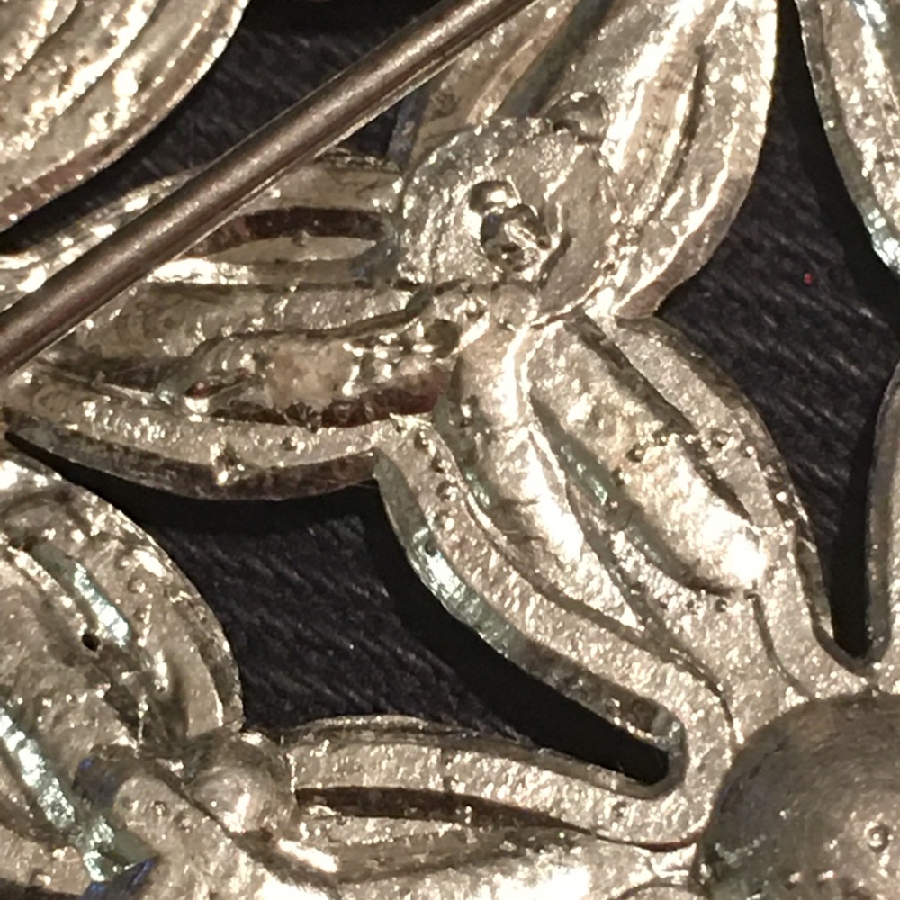 3 Daisy Pin Brooch - Picture 8 of 15